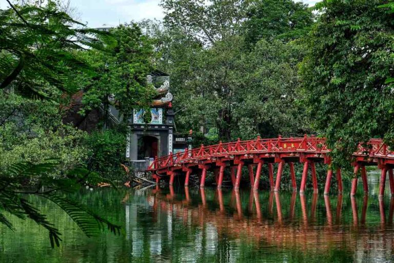Captivating Vietnamese Romance and Nightlife in Hoi An and Hue